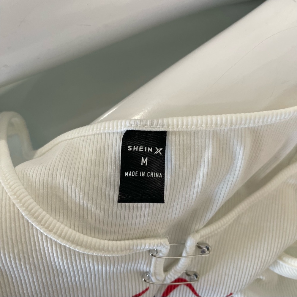 🤑 5/$25 SHEIN Skate Gang White Graphic Cropped Tank Top - Picture 3 of 4